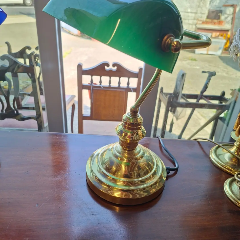 Vintage Brass Bankers Lamp.
Very good working condition. Measures 12.5" high on 7.5" base €68