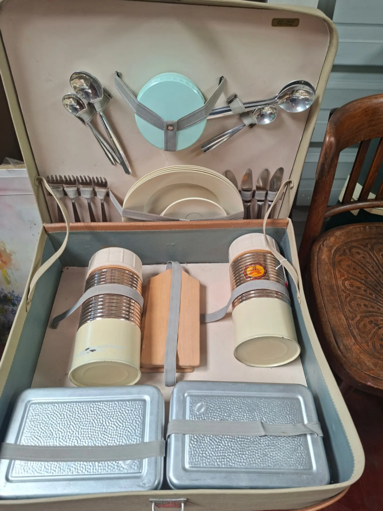 Vintage 1960s Complete Picnic Hamper. Very good condition €55
