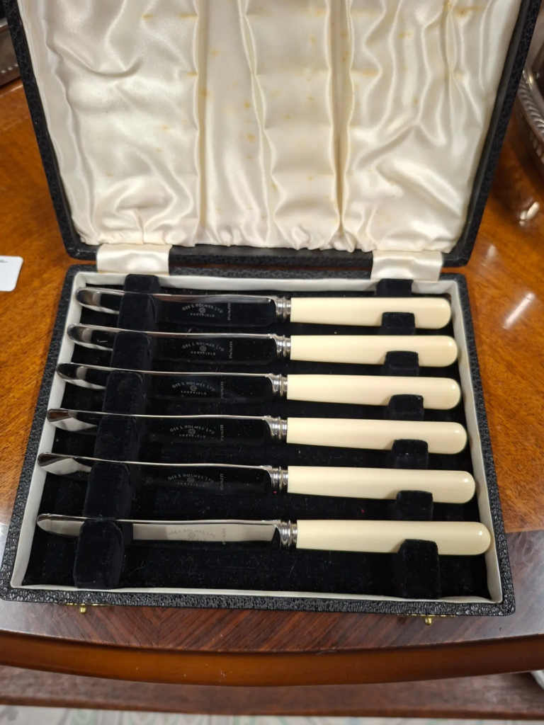 1930s Bone handle Afternoon Tea Knives from Gee Holmes Ltd Sheffield. In excellent condition. Good quality presentation case.  Knives 7" €27